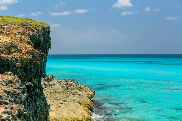 Natürlicher Blick auf tropischen Hintergrund mit ruhigem Meer, Klippe und blauem Himmel — Stockfoto