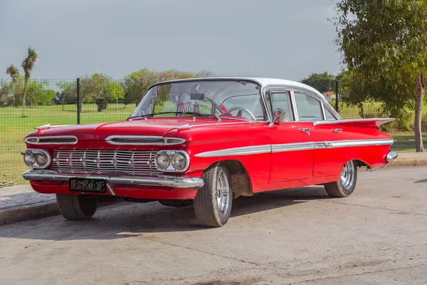 Retro vintage clássico vermelho charmoso carro bonito — Fotografia de Stock