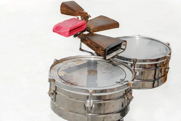 Іржаві брудні старі барабани та ударні інструменти ізольовані на білому тлі — стокове фото