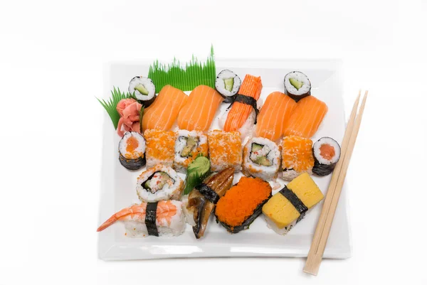 Sano sushi fresco apetitoso en plato de cerámica sobre fondo blanco — Foto de Stock