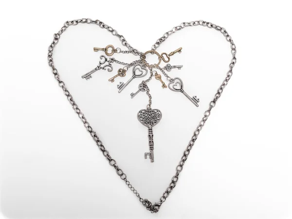 Amour coeur figure de chaîne sur fond blanc-gris isolé avec des clés à l'intérieur — Photo