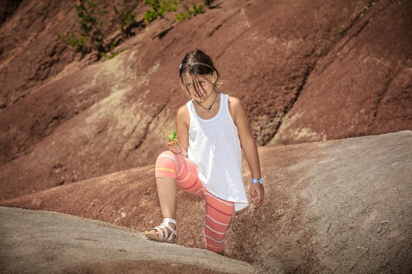 Niña alegre y feliz haciendo senderismo en Cheltanham badlands —  Fotos de Stock