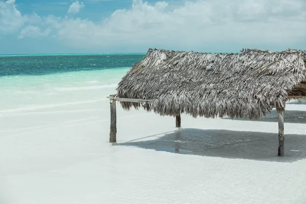 Comfortabele strand werpen op witte zand tropisch zonnige strand tegen Oceaan en bewolkte hemelachtergrond — Stockfoto