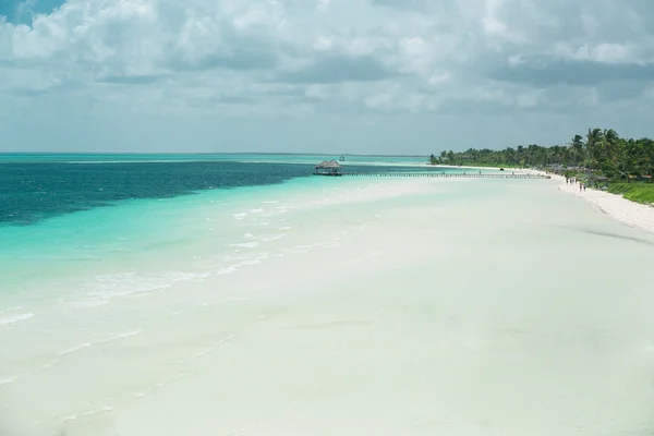 Naturalny widok szeroko otwarte biały piasek plaża tropikalny tło natura — Zdjęcie stockowe
