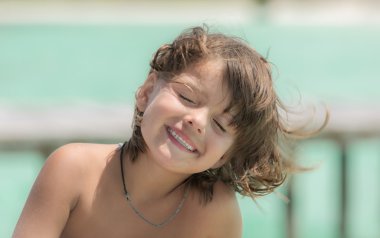 Kapalı gözlerle, neşeli, mutlu, gülümseyen kız