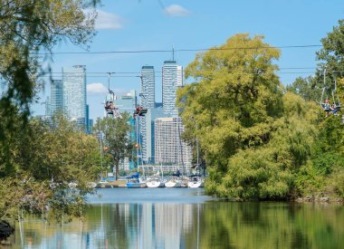 Toronto, Ontario, Kanada, merkez ada, Aug, 26, 2021, şehir merkezinden Toronto 'ya harika bir davetkar manzara, dinlenen insanlar, kayak kaldırma sandalyesi, güneşli bir günde halatla kayma yolu.