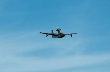 Mavi gökyüzünde uçan eski bir deniz uçağı manzarası 