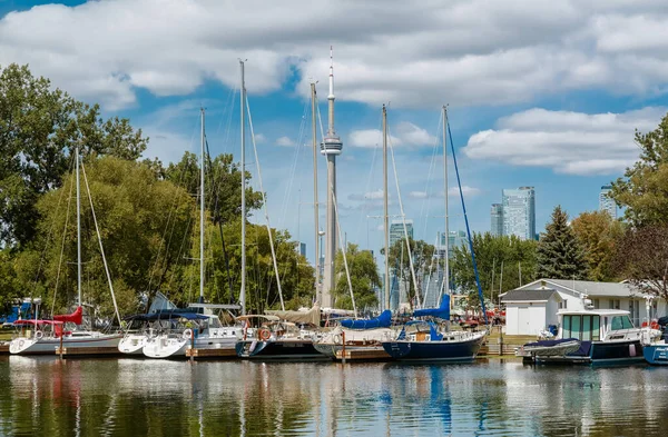 トロント オンタリオ州 カナダ 中央島 2021 豪華な居心地の良い景色トロントのダウンタウンの中心島からの景色様々なヨットやボートが水上に停められ 晴れた夏の日 — ストック写真