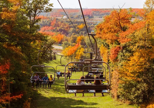 2021年10月11日 加拿大安大略省弥尔顿市 人们在阳光明媚的秋天里享受缆车旅行的美妙迷人景色 — 图库照片