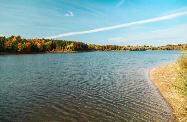 Incrível Lago Bonito Com Floresta Outono Dia Lindo Ensolarado — Fotografia de Stock