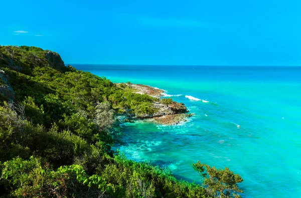 Muhteşem Davetkar Dağlar Holguin Eyaleti Manzarası Küba Esmeralda Plajı Güneşli — Stok fotoğraf