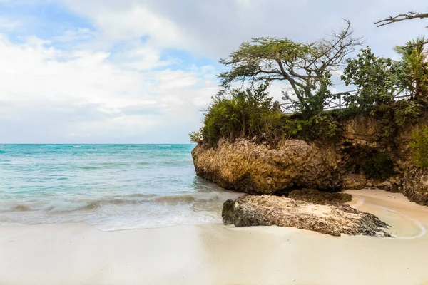 Holguin Prowincji Kuba Guardalavaca Plaży Burzliwym Turkusowym Oceanie Częściowo Zachmurzone — Zdjęcie stockowe
