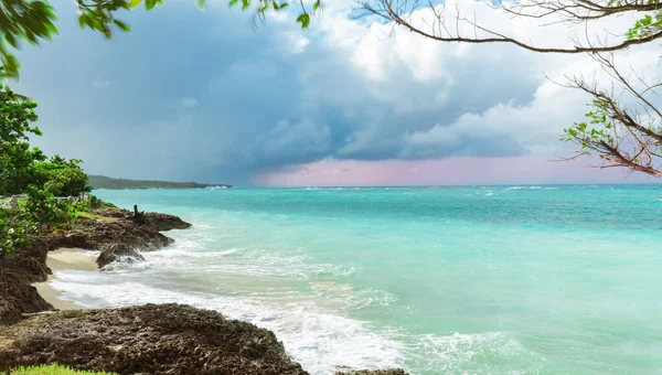 Piękna Plaża Guardalavaca Burzliwym Turkusowym Oceanem Częściowo Zachmurzonym Tle Nieba — Zdjęcie stockowe