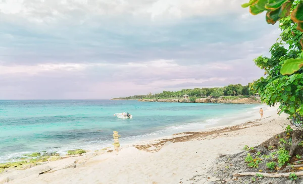 Majestatyczna Wspaniała Kubańska Plaża Prowincji Holguin Ludźmi Relaksującymi Się Tle — Zdjęcie stockowe