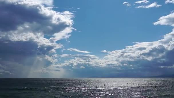 Дивовижний Морський Пейзаж Сонячні Промені Прориваються Крізь Хмари Падають Поверхню — стокове відео