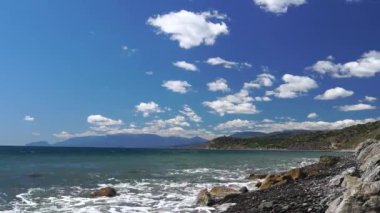 Güneşli bir günde deniz kıyısı. Doğayı düşünmek için deniz manzarası çok güzel. Dalgalar kayalık kıyılara vuruyor ve kıyıları yalıyor. Fotokopi alanı olan yaz mevsimi. Zaman Süreleri
