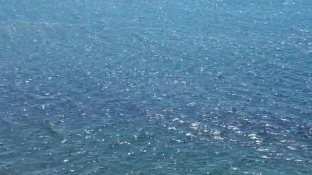 Erstaunliche Schönheit Meereslandschaft Sonnenlicht Reflektiert Das Wasser Blaues Meer Glitzert — Stockvideo