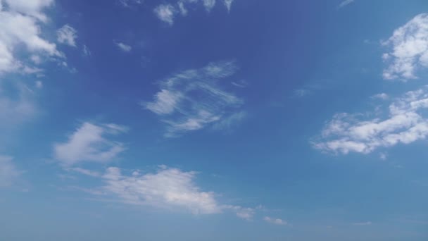 Sólo Cielo Capas Nubes Moviéndose Diferentes Direcciones Nubes Blancas Claras — Vídeo de stock