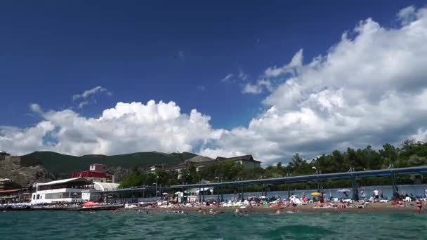 Vista Praia Dia Ensolarado Verão Muita Gente Toma Banhos Sol — Vídeo de Stock