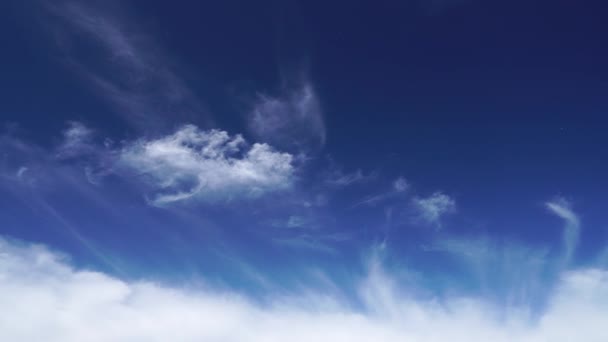 Alleen Lucht Wolkenlagen Bewegen Zich Verschillende Richtingen Lichtwitte Wolken Vliegen — Stockvideo