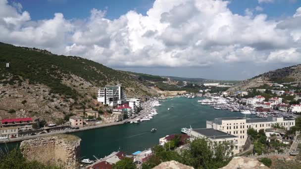 Vídeo Panorâmico Colina Baía Pequena Cidade Turística Costeira Com Muitos — Vídeo de Stock