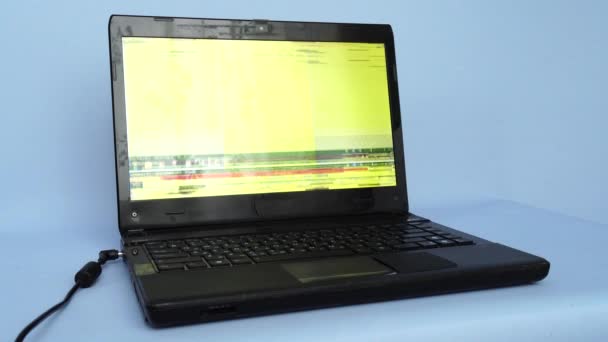 Zelenogorsk Krasnoyarkskiy Krai Rosja Styczeń 2022 Stary Laptop Wadliwym Wyświetlaczem — Wideo stockowe