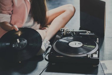 Kadın elleri retro vinil çalar kullanıyor