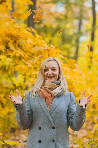 Eine Lächelnde Frau Warf Einem Park Vor Dem Hintergrund Von — Stockfoto