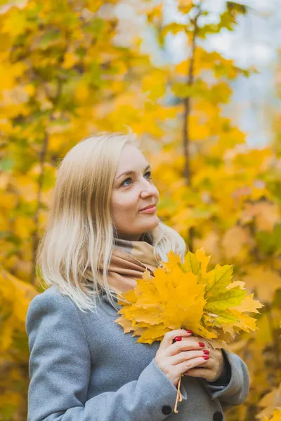 Eine Frau Hält Einem Park Vor Baumkronen Ahorngelbe Blätter Den — Stockfoto