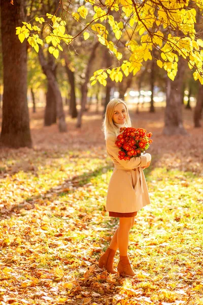 Uma Jovem Mulher Segura Buquê Flores Crisântemo Laranja Suas Mãos — Fotografia de Stock