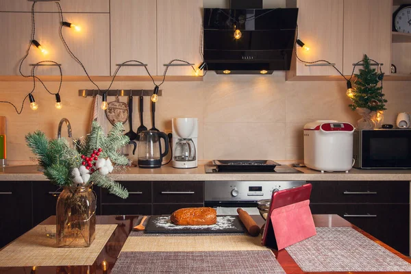 Uma Cozinha Apartamento Sem Pessoas Decorado Com Luzes Natal Ramos — Fotografia de Stock
