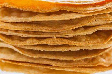 Pasta için puf böreğinden yapılmış fırınlanmış çörekler. Pasta için yarı bitmiş ürün. Yakın çekim, seçici odak, yüzeysel alan derinliği