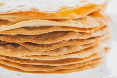 Cam tezgahta katmanlı kek için puf böreğinden yapılmış fırınlanmış çörekler. Pasta için yarı bitmiş ürün. Yakın çekim, seçici odak, yüzeysel alan derinliği