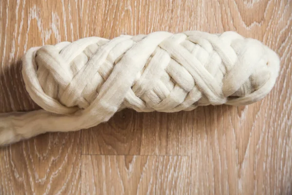 Een Streng Van Grote Beige Merino Wol Draden Een Houten — Stockfoto