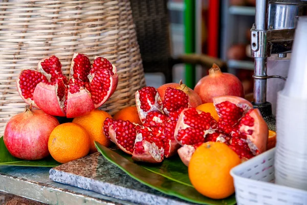 Broken Pomegranate Fruits Whole Oranges Pomegranates Prepared Freshly Squeezed Juice — Zdjęcie stockowe