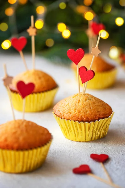 Saint Valentines Day dessert, cupcakes decorated with wooden hearts on white table. Love concept. Front view. Selective focus. Bokeh. The concept of Valentines Day. — Stock Photo, Image