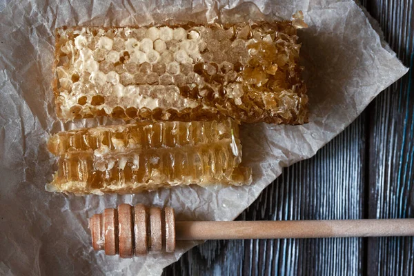 Amidon de miel scellé avec trempette à miel en bois pour mélanger et déguster du miel naturel sur une table en bois — Photo