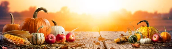 Pompoenen Appels Maïskolven Houten Oogsttafel Met Zonsondergang Achtergrond Thanksgiving Oogst — Stockfoto