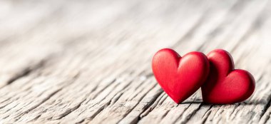 İki Kırmızı Tahta Kalpler Kırsal Masada Vintage Efektli Sevgililer Günü