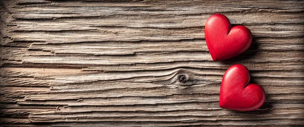 Два Красных Деревянных Сердца Фоне Сельский Стол День Святого Валентина — стоковое фото