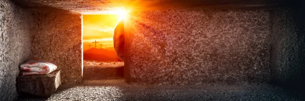 Túmulo Aberto Nascer Sol Com Roupas Graves Três Cruzes Ressurreição — Fotografia de Stock