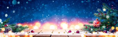 Tahta Masada Parlayan Bokeh Arkaplanlı Noel Dekorasyonu - Noel