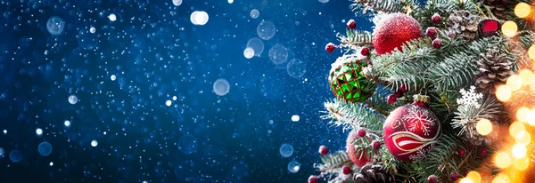 Zdobené Vánoční Stromeček Noci Zasněženým Zimním Pozadím Zářící Světla Vánoce — Stock fotografie