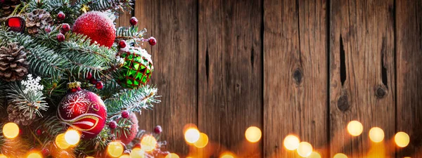 Zdobené Vánoční Stromeček Venkovním Dřevěným Pozadím Zářící Světla Vánoce — Stock fotografie