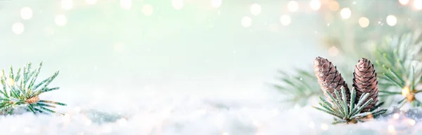 Detailní Záběr Mini Smrkové Kužely Padajícím Sněhem Zářícími Světly Vánoční — Stock fotografie