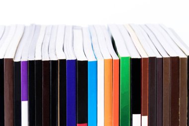 Beyaz arkaplanda izole edilmiş renkli kitap yığınını kapat