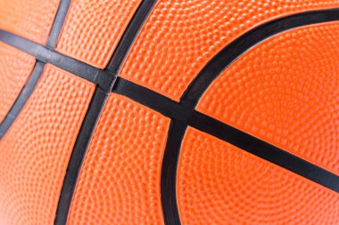 Beyaz arka planda izole edilmiş turuncu basketbola yakın çekim