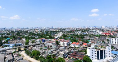 Bangkok 'un mavi gökyüzü ve bulutlu şehir manzarası