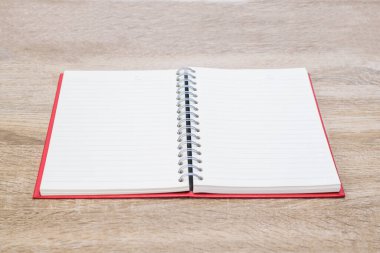 Günlük aç ya da tahta masanın üzerine not defteri yaz.