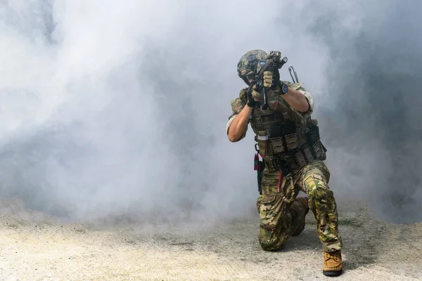 Hadsereg Vagy Katona Géppuskákat Tart Készen Terroristák Vagy Banditák Megtámadására Jogdíjmentes Stock Képek